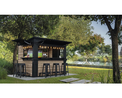 Vonkajší bar s dreveným obkladom, čiernymi akcentmi, barovými stoličkami a osvetlením v záhrade.