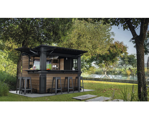 Záhrada s vonkajším barom a barovými stoličkami pod stromami