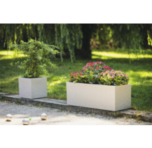 Dva osadené, kockové kvetináče v záhrade