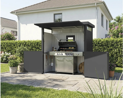 Grilovací priestor s grilom, grilovacím náčiním a bočnými prvkami na ochranu súkromia