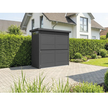 Kovová skriňa na náradie so štyrmi dverami v záhrade