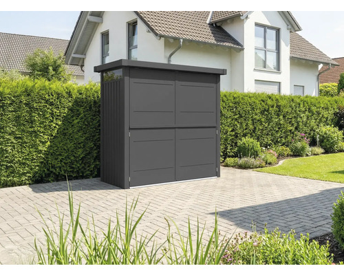 Kovová skriňa na náradie so štyrmi dverami v záhrade