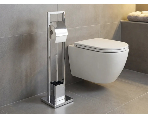 Toaleta s voľne stojacim držiakom toaletného papiera a toaletnou kefou v kúpeľni