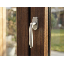 Detail hnedého okna so striebornou kľučkou