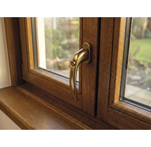 Drevené okno s kľučkou