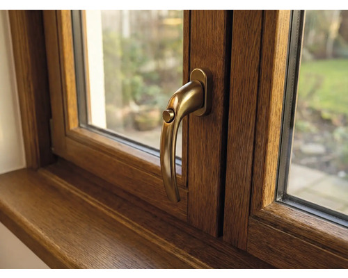 Drevené okno s kľučkou