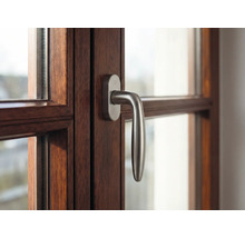 Detail okna s dreveným rámom a kľučkou