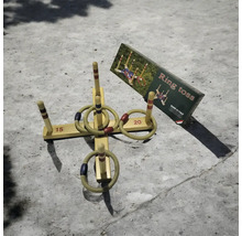 Hra s hádzaním kruhov s drevenými cieľmi a kruhmi a balením hier