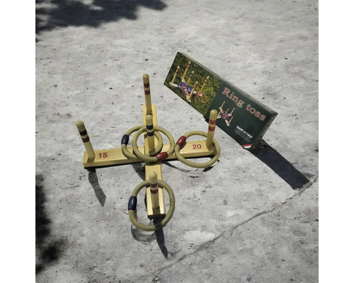 Hra s hádzaním kruhov s drevenými cieľmi a kruhmi a balením hier