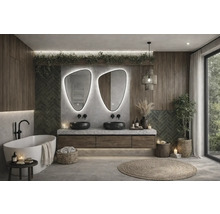 Kúpeľňa s dvojitým umývadlom, zrkadlami, vaňou a dekoráciami pre relaxačnú atmosféru