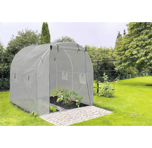 Tunelový skleník v záhrade s rastlinami paradajok