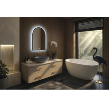 Svetlá kúpeľňa s umývadlom, zrkadlom s osvetlením a voľne stojacou vaňou