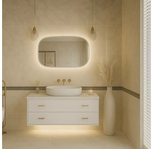 Moderná kúpeľňa s umývadlovou skrinkou, zrkadlom s osvetlením a dekoratívnymi prvkami