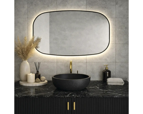 Kúpeľňa s čiernou umývadlovou skrinkou, okrúhlym umývadlom a osvetleným zrkadlom