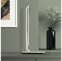 Kúpeľňový radiátorový sušiak uterákov na stole