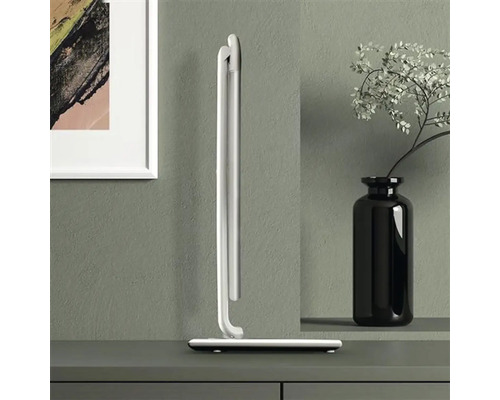 Kúpeľňový radiátorový sušiak uterákov na stole