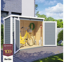 Záhradný domček s otvorenými dverami a záhradným náradím