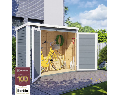 Záhradný domček s otvorenými dverami a záhradným náradím