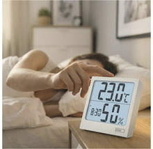 Scéna s vlhkomerom EMOS na nočnom stolíku vedľa postele