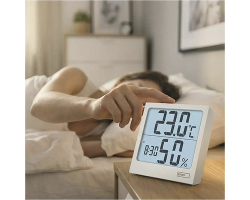 Scéna s vlhkomerom EMOS na nočnom stolíku vedľa postele