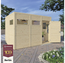 Drevený záhradný domček s oknami a otvorenými dverami vo vonkajšom priestore