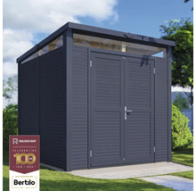 Drevená záhradná skriňa s dvojkrídlovými dverami na trávniku