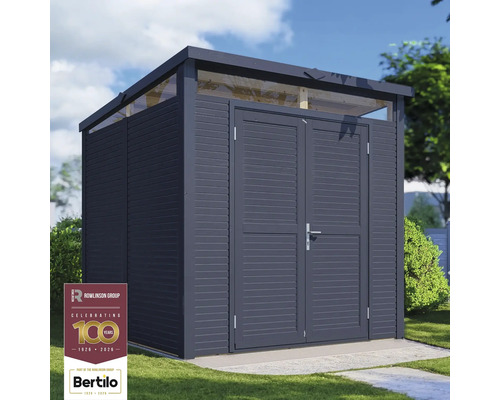 Drevená záhradná skriňa s dvojkrídlovými dverami na trávniku