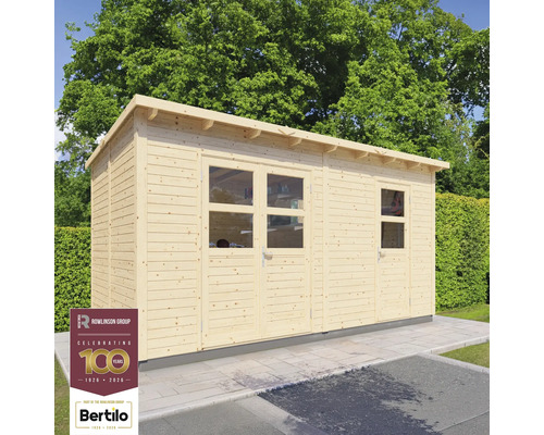 Drevený záhradný domček Konsta Laisholm 2 prírodný 447x234 cm Drevený záhradný domček s oknami a dverami pred stromami a logom Rowlinson Group