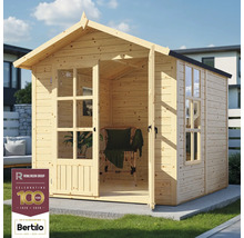 Drevený záhradný domček s otvorenými dverami a oknami