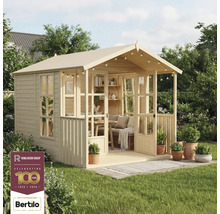 Drevený záhradný domček s terasou, nábytkom a okrasnými rastlinami v záhrade