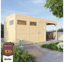 Drevený záhradný domček s oknami a krytou terasou so záhradným nábytkom