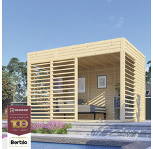 Drevený záhradný domček s lamelovými stenami a interiérom