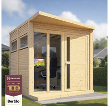 Drevený záhradný domček s oknami a dverami v záhrade