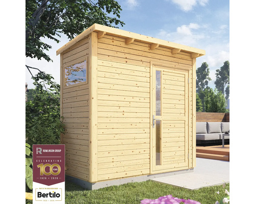 Drevený záhradný domček s oknom a dverami vo vonkajšom prostredí