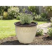 Keramický kvetináč s levanduľou v záhrade