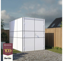 Kovová záhradná skriňa na štrkovej ploche pred záhradou