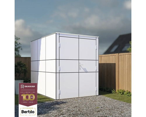 Kovová záhradná skriňa na štrkovej ploche pred záhradou