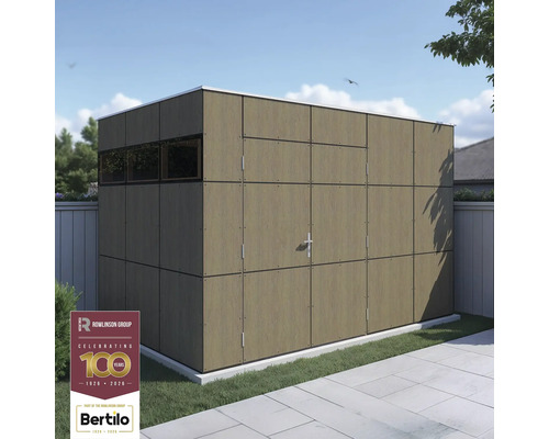 Záhradný domček s oknom a dvojkrídlovými dverami v záhrade