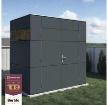 Sivý záhradný domček s oknom a dverami v záhrade