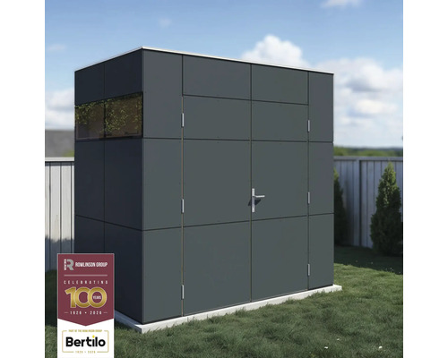 Sivý záhradný domček s oknom a dverami v záhrade