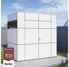 Biela záhradná búda s dverami v záhrade