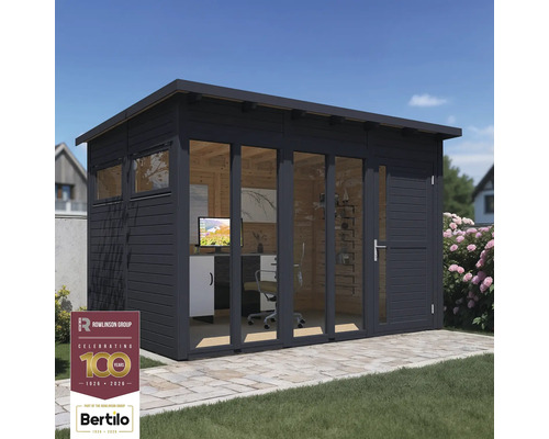 Moderná záhradná kancelária s dreveným obkladom, veľkými sklenenými oknami a kancelárskym nábytkom