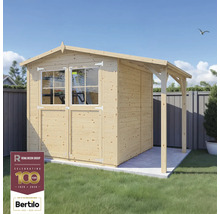 Drevený záhradný domček s dvojkrídlovými dverami a výhľadom z okna