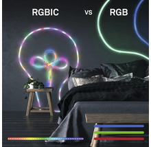 Porovnanie RGBIC a RGB LED neónového pásika v tvare žiarovky na stene spálne.