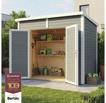 Záhradná búda s otvorenými dverami, policami a záhradným náradím