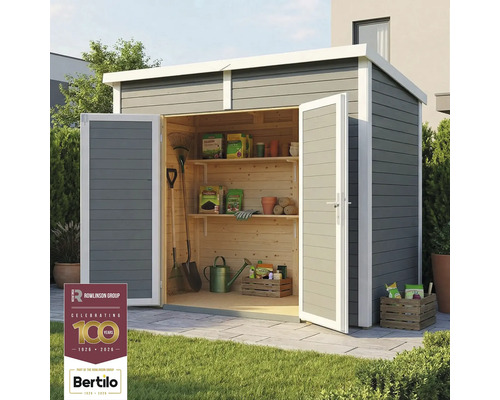 Záhradná búda s otvorenými dverami, policami a záhradným náradím