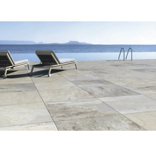 Terasa s dlažbou a ležadlami pri bazéne s výhľadom na more