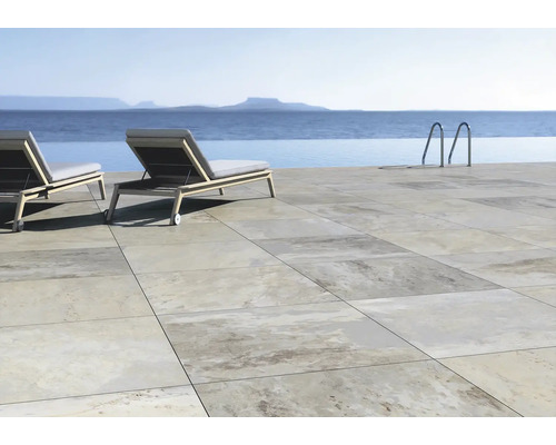 Terasa s dlažbou a ležadlami pri bazéne s výhľadom na more