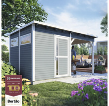 Záhradný domček s terasou a sediacimi ľuďmi v záhrade