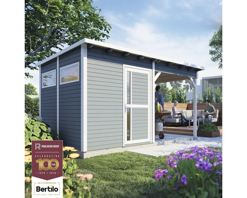 Záhradný domček s terasou a sediacimi ľuďmi v záhrade